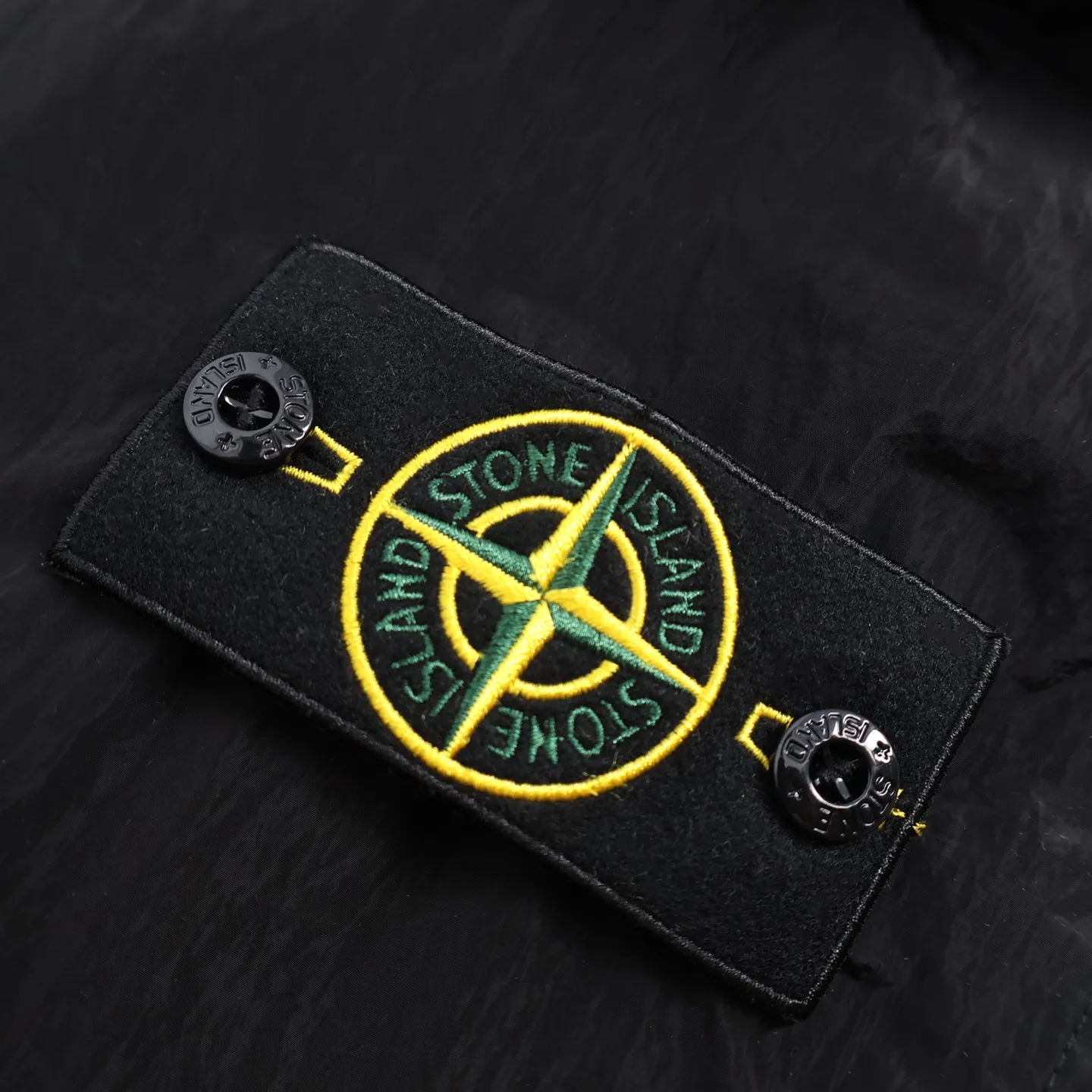 P480 Exclusive supply] Stone Stone Island arm armband logo jacket is made of woven nylon fiber. It is extremely light, durable and wear-resistant. During the spinning process, the nylon fiber is steam-treated to obtain a texture comparable to organic fiber. Multiple work pockets are hand-sewn. A finished product is very time-consuming and labor-intensive. Just to pursue the most perfect texture. Classic logo square badge on the placket. Thickened quilting, windproof and warm. A full set of multiple special buttons and hardware accessories. Original YKK zipper fabric is waterproof. Size:S.M.L.XL